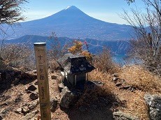 贈答・プレゼントにも。こだわり高級無添加パスタソース専門店・おとりよせのナチュラルグレースメルカートのブログ　西湖と富士山の素晴らしい景色　十二が岳山頂